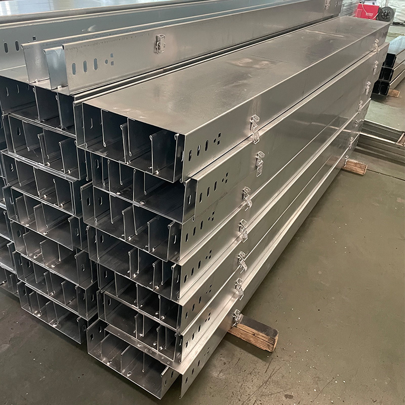 Bandeja para cables con borde en forma de gota de agua