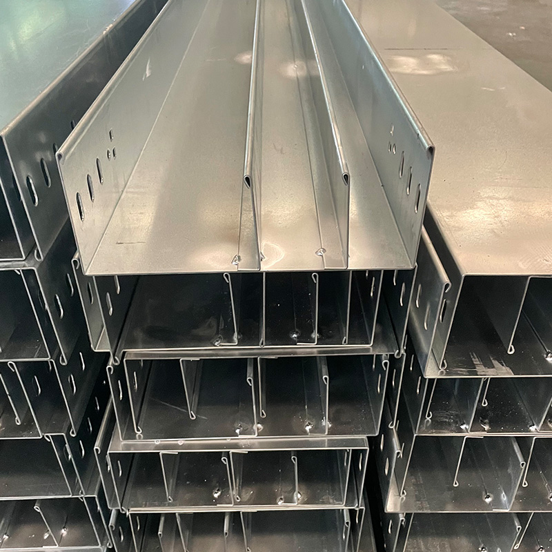 Bandeja para cables con borde en forma de gota de agua