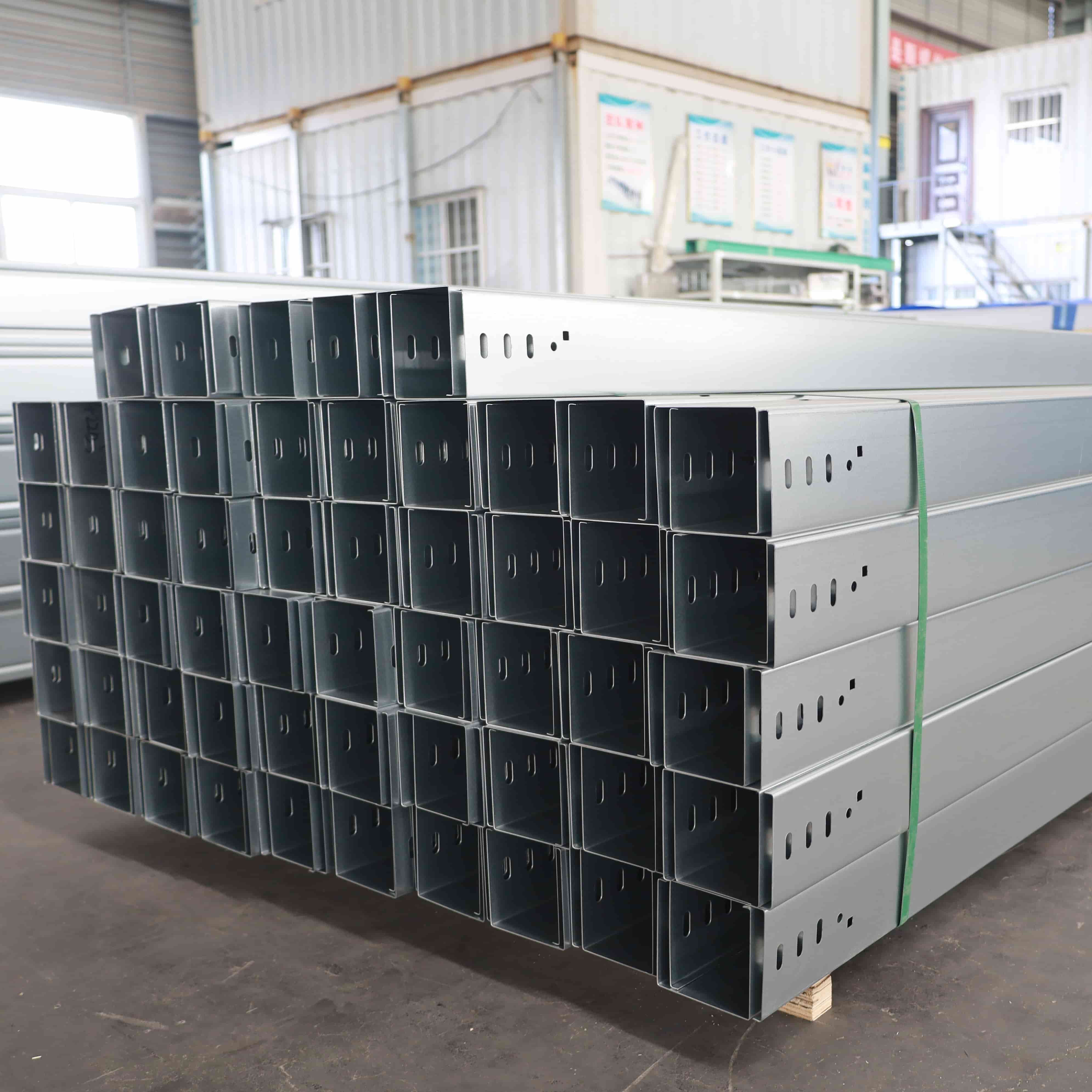 Bandeja para cables con borde en forma de gota de agua